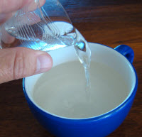 poniendo agua en una taza