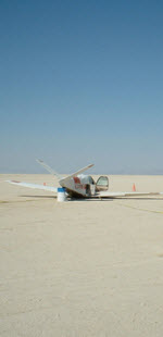 avión en el desierto