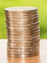 agregando monedas a una pila de monedas